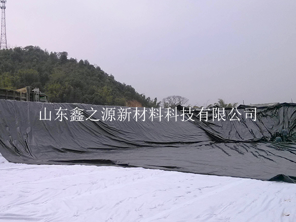 糙面養(yǎng)殖防滲膜鋪設(shè)過(guò)程中有哪些注意事項(xiàng)？