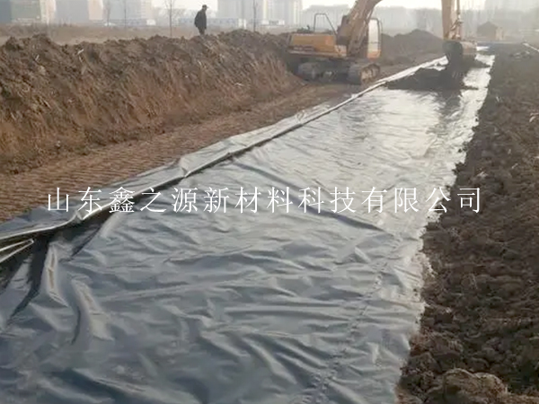 魚塘防滲膜鋪設(shè)新策略：簡約高效，質(zhì)量為先