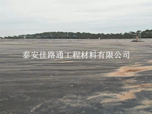 沼氣池黑膜運(yùn)輸“三字訣”：穩(wěn)、護(hù)、查